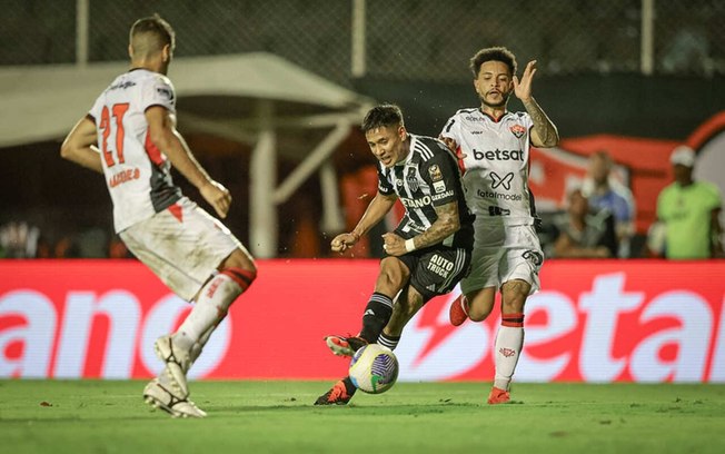 Jogadores de Vitória e Atlético-MG em disputa de bola no Brasileirão - Foto: Pedro Souza / Atlético