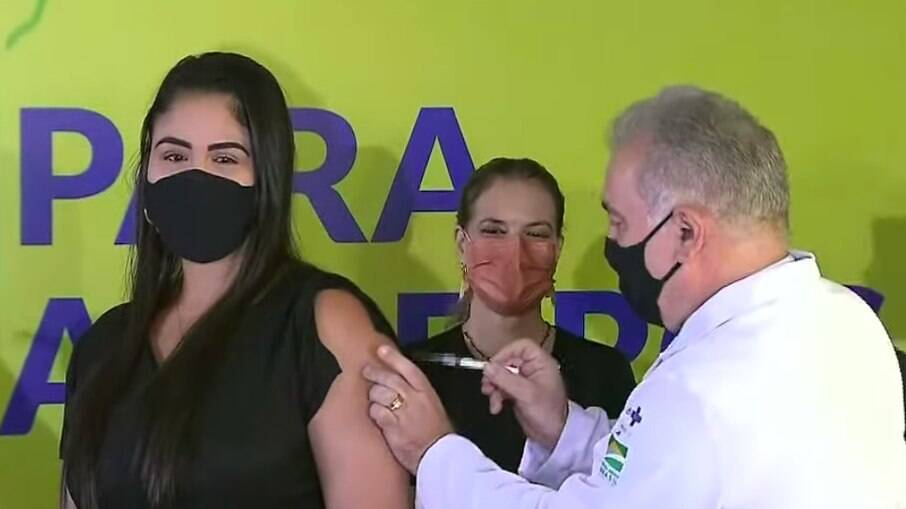 Ministro Marcelo Queiroga aplica vacina do imunizante produzido pela FioCruz