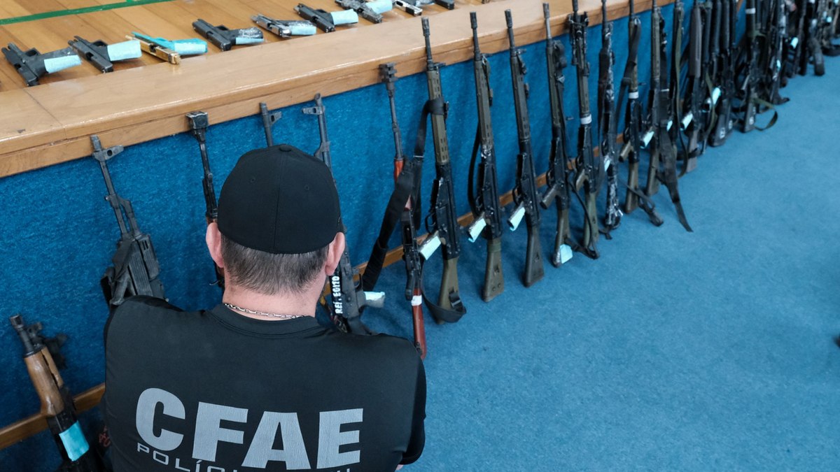 Alguns dos fuzis foram desviados das Forças Armadas