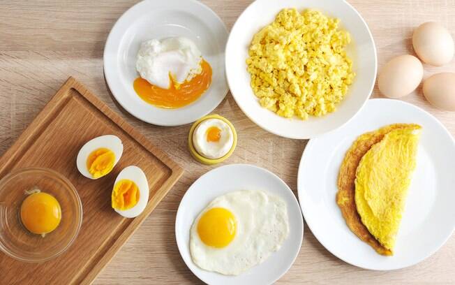 Os ovos podem ser servidos fritos, cozidos, no formato mollet, poché, na omelete e inúmeras outras opções