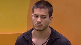 Arthur Aguiar foi abandonado pelo pai biológico