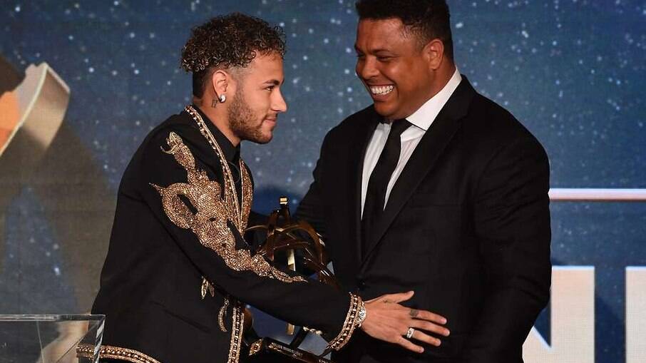 Neymar e Ronaldo Fenômeno durante premiação