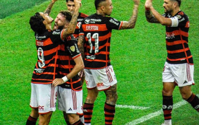 Jogadores do Flamengo celebram o belo gol de Pedro 