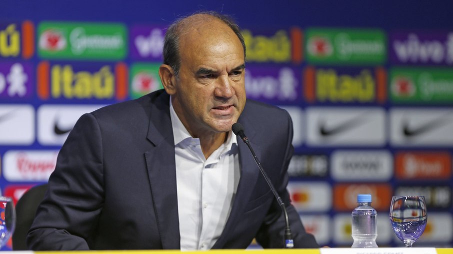 Após passar pelo futebol francês, Ricardo Gomes fez parte da delegação da Seleção Brasileira