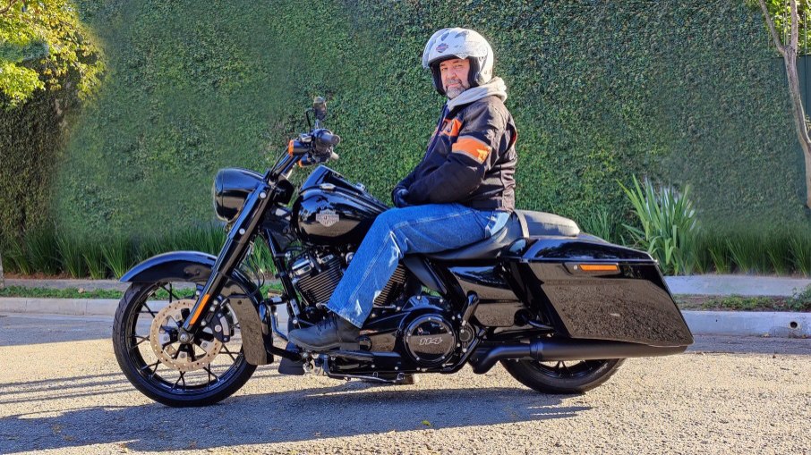 A Harley-Davidson Road King Special tem rodas de liga e alforjes rígidos