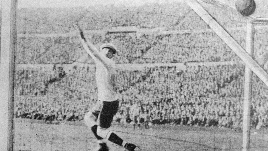Goleiro do Uruguai, Enrique Ballestrero, falha em tentar defender um gol da Argentina na final da Copa do Mundo de 1930 Goleiro do Uruguai, Enrique Ballestrero, falha em tentar defender um gol da Argentina na final da Copa do Mundo de 1930