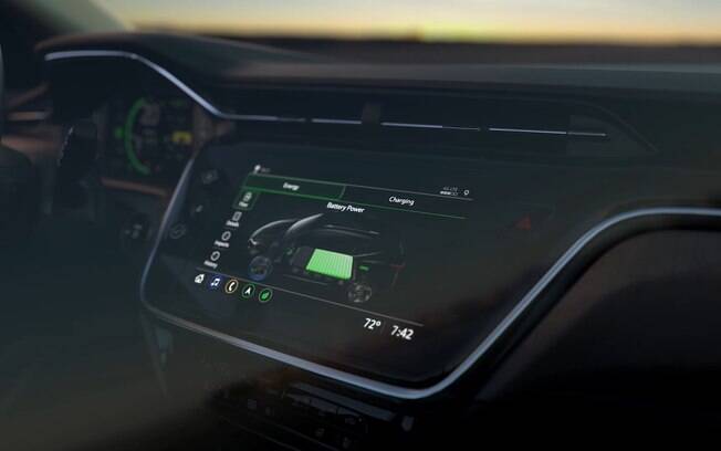 Chevrolet Bolt EUV aparece na central multimídia do novo modelo que a GM vai lançar em breve