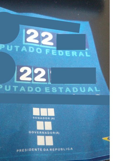 Santinho espalhado no interior de São Paulo de dois candidatos do PL. Não há o nome do Bolsonaro