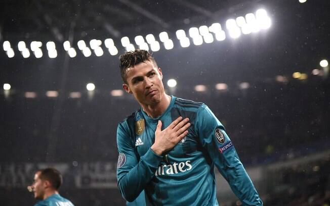 Cristiano Ronaldo agradece os aplausos da torcida da Juventus após marcar golaço de bicicleta