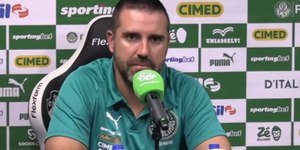 Auxiliar de Abel defende Vitor Roque após críticas do treinador