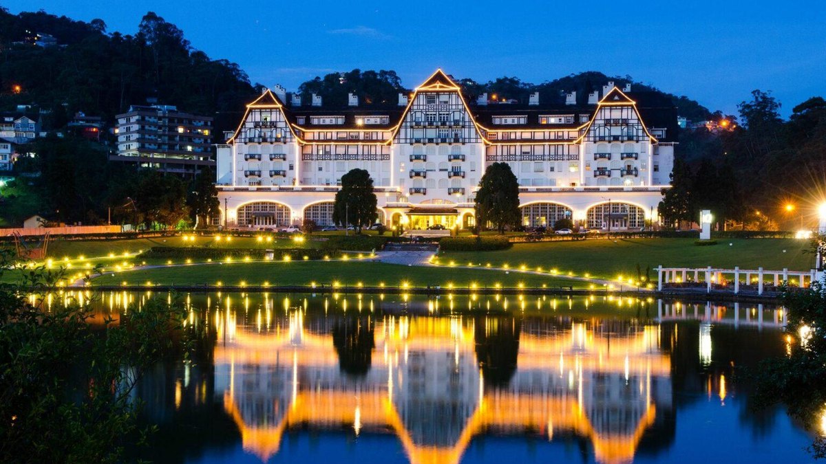 Palácio Quitandinha, em Petrópolis, construído para funcionar como hotel-cassino e inaugurado em 1944. Palácio Quitandinha, em Petrópolis, construído para funcionar como hotel-cassino e inaugurado em 1944.