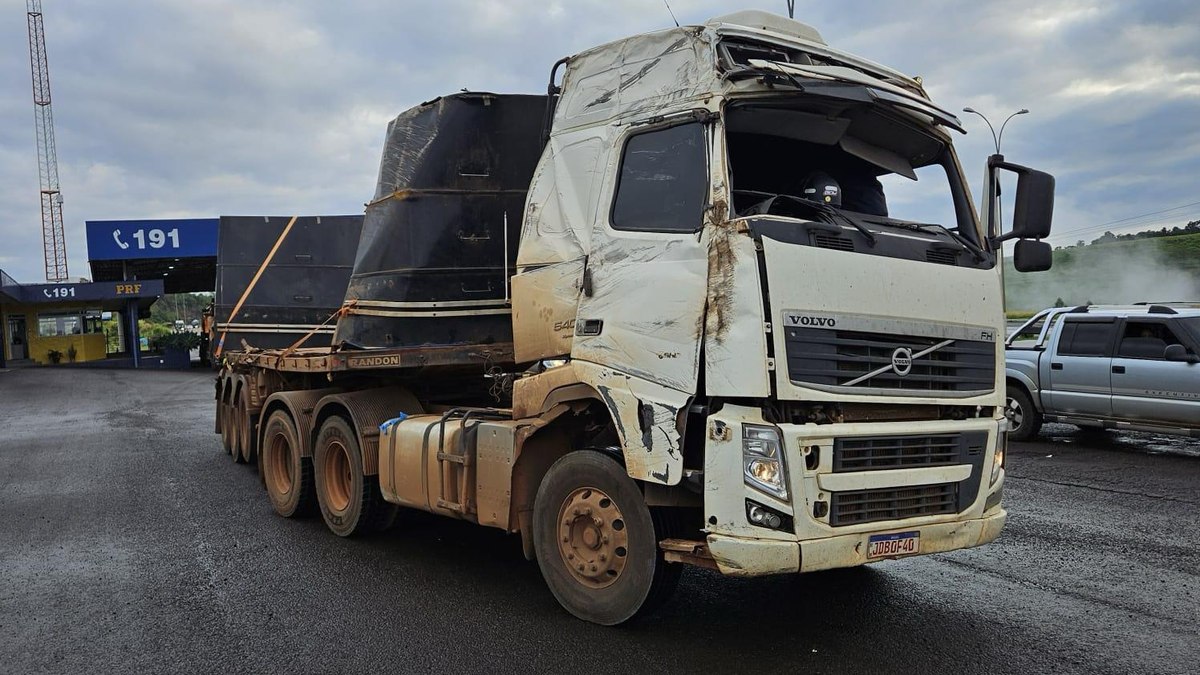 PRF se deparou com carreta que trafegava em rodovia com diversas irregularidades