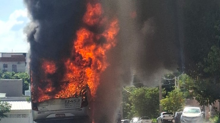 Ônibus fretado pega fogo em Vinhedo