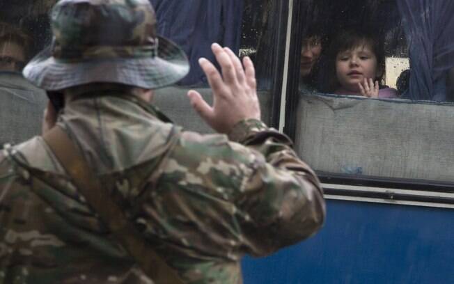 Combatente da República Popular de Donetsk se despede de sua família, que deixa essa cidade no leste da Ucrânia para refugiar-se na Rússia (14/07). Foto: AP