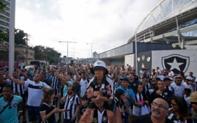 VÍDEO: torcida do Botafogo faz festa para receber ônibus do time antes de jogo do Brasilerão