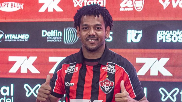 Romarinho vai e volta sobre acerto com Corinthians e causa risos