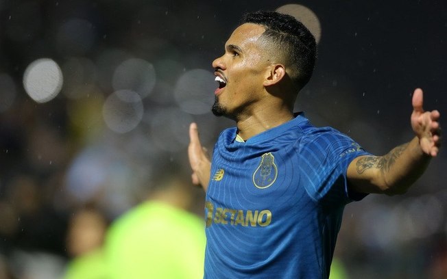 Galeno celebra o seu gol, o segundo do Porto sobre o Portimonense