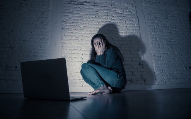 O stalking foi criminalizado no Brasil pela Lei nº 14.132/2021, com pena de 6 meses a 2 anos de reclusão O stalking foi criminalizado no Brasil pela Lei nº 14.132/2021, com pena de 6 meses a 2 anos de reclusão