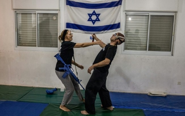 Alunos treinam krav maga em uma academia no assentamento de Maale Adumim, na Cisjordânia ocupada, em 26 de junho de 2024 Alunos treinam krav maga em uma academia no assentamento de Maale Adumim, na Cisjordânia ocupada, em 26 de junho de 2024