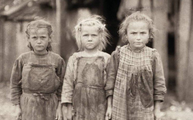 Josie, de seis anos, Bertha e Sophie, de dez anos — todas trabalhando regularmente na Maggioni Canning Co., em Port Royal, Carolina do Sul, em 1912.