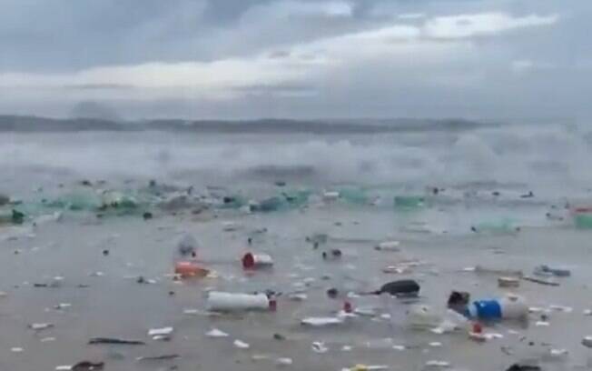 Nas imagens, é possível ver a grande quantidade de garrafas plásticas boiando no mar