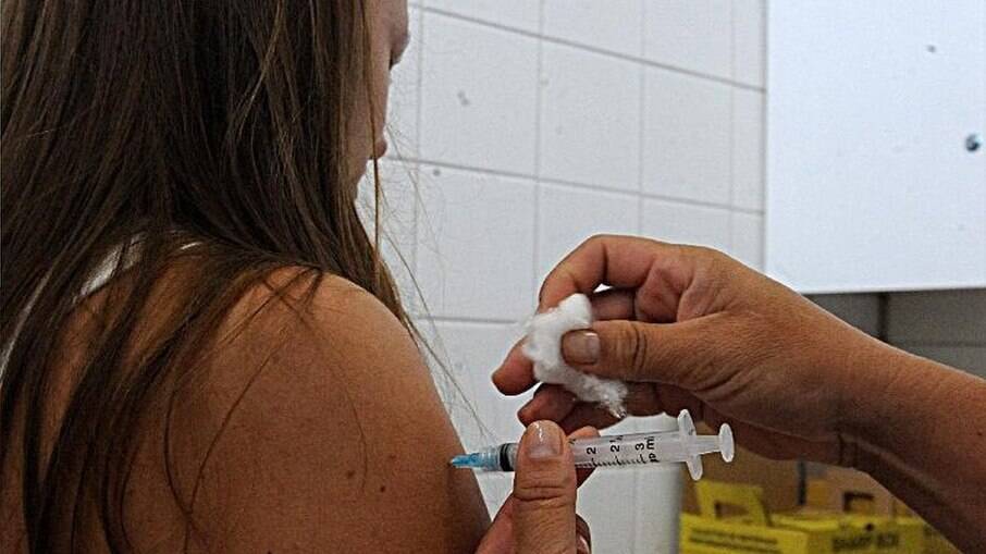 SP abre vacinação dos profissionais de saúde a partir de 47 anos; confira