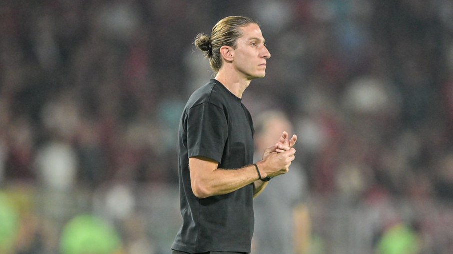 Filipe Luis renovou com o Flamengo até 2027