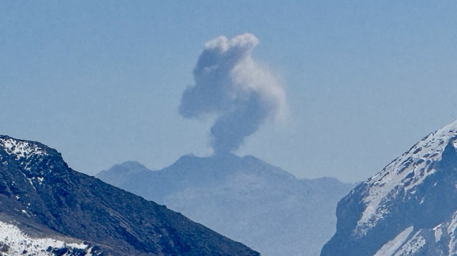Vulcão Sabancaya, o mais ativo do Peru visto no horizonte