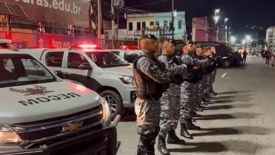 Saída da Sapucaí com seguranças Saída da Sapucaí com seguranças