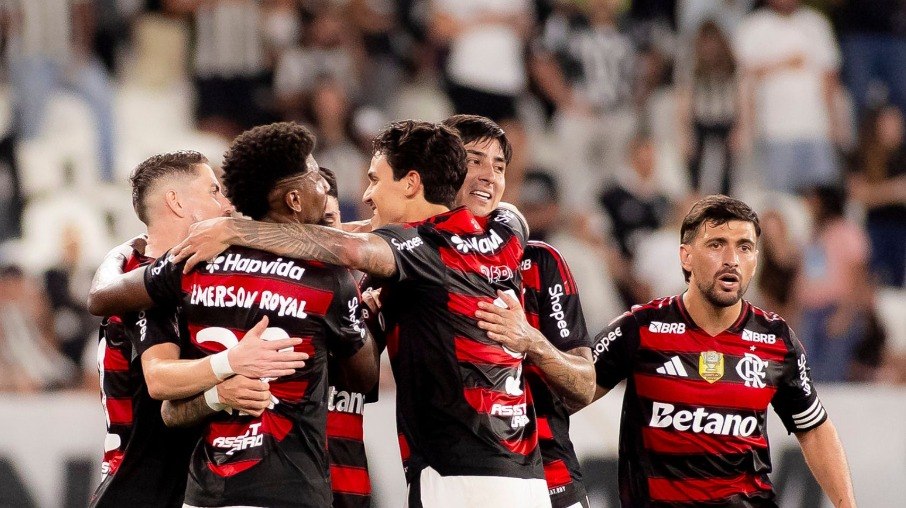Jogadores do Flamengo comemoram gol sobre o Botafogo Jogadores do Flamengo comemoram gol sobre o Botafogo