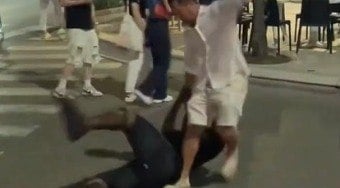 Aparentemente bêbado, Balotelli é visto caído em rua da Itália