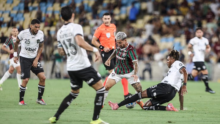 Com golaço de Acosta, Fluminense bate Botafogo em clássico quente