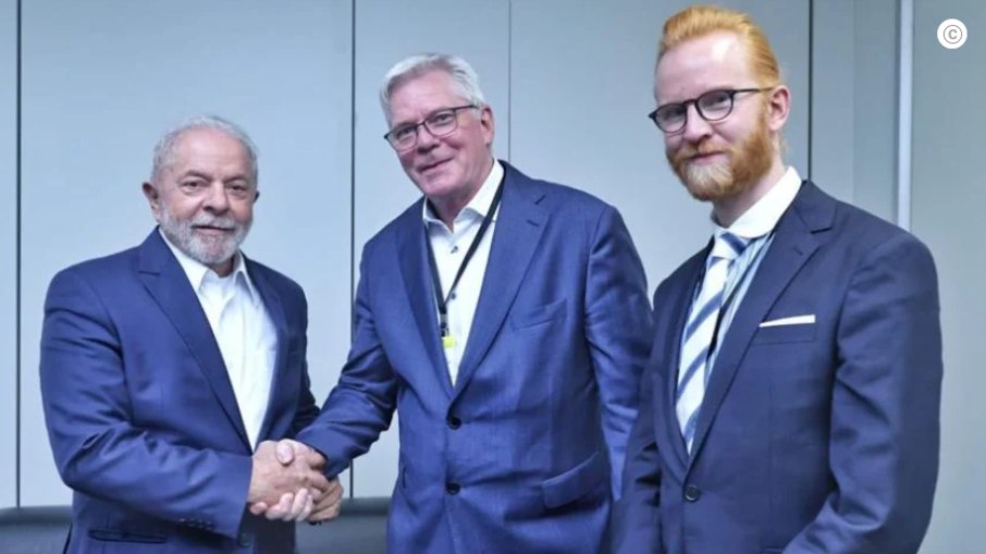 Presidente eleito, Lula, com Kristinn Hrafnsson, editor-chefe do “WikiLeaks”; à direita, o embaixador da organização Joseph Farrell