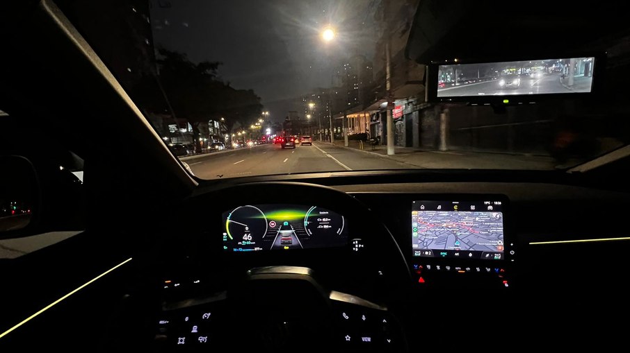 À noite, o veículo se destaca pelos filetes em LED espalhado pelo carro