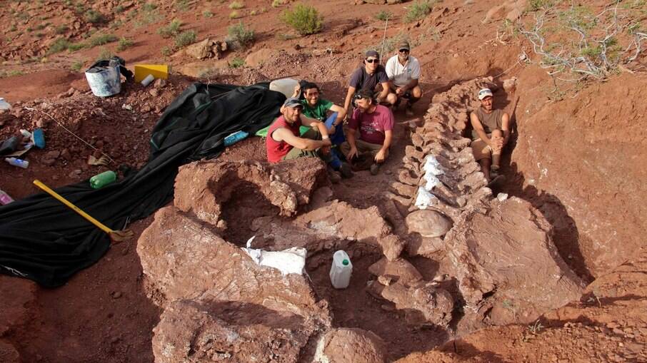 Paleontólogos sentam-se durante uma escavação em que fósseis de 98 milhões de anos foram encontrados, na Formação Candeleros no Vale do Rio Neuquen, no sudoeste da Argent
