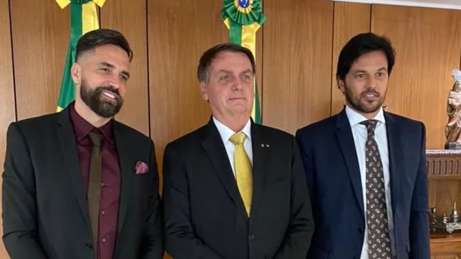 Da esquerda para a direita: cantor Latino, o presidente Jair Bolsonaro e o ministro Fábio Faria (Comunicações)