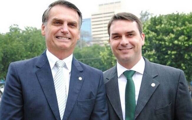 Flávio Bolsonaro e Jair Bolsonaro se encontraram na tarde desta quarta-feira (18).