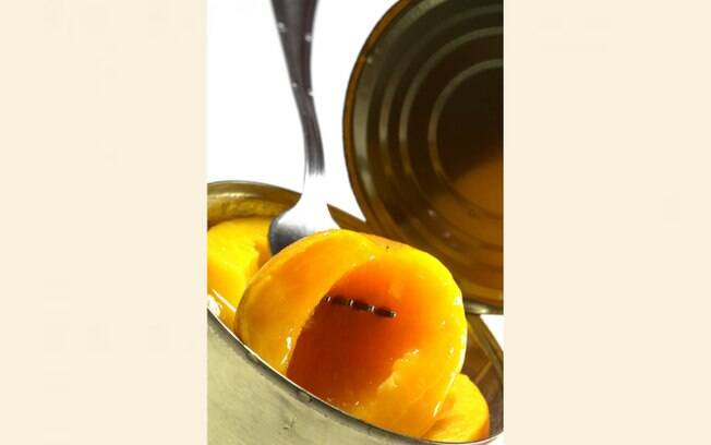 Pêssego em calda é uma das frutas enlatadas mais conhecidas e entra na receita de um bolo saudável