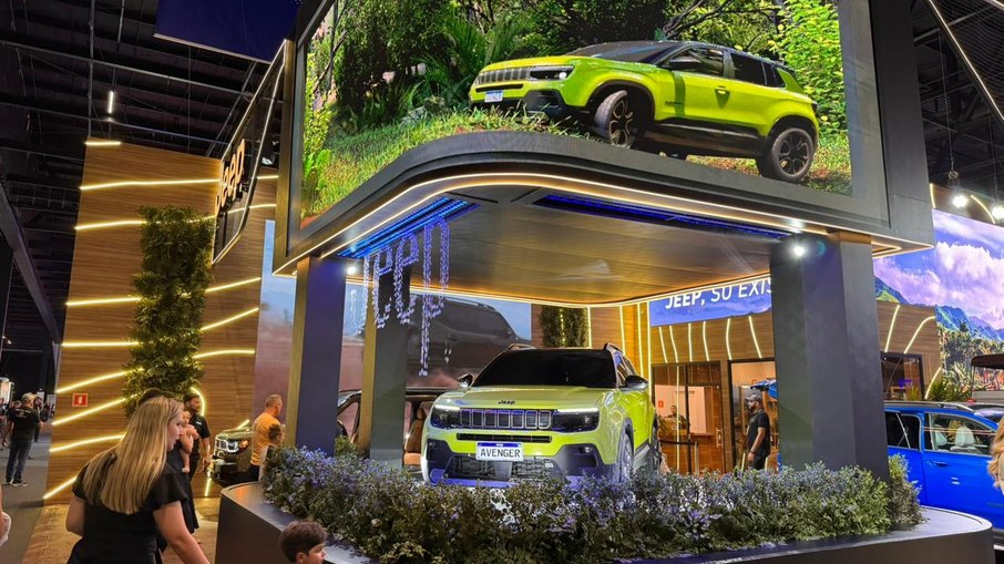 Jeep Avenger no estande da marca no Salão do Automóvel 2025