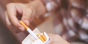 Dormir mal é tão nocivo quanto fumar, segundo nova diretriz médica