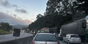 Derramamento de carga química interdita a Fernão Dias (BR-381)