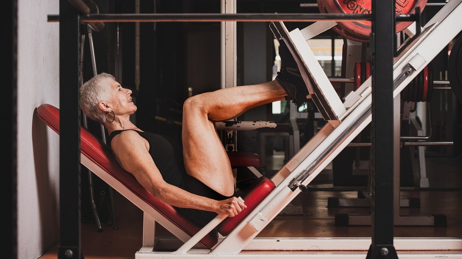 Mulher na musculação