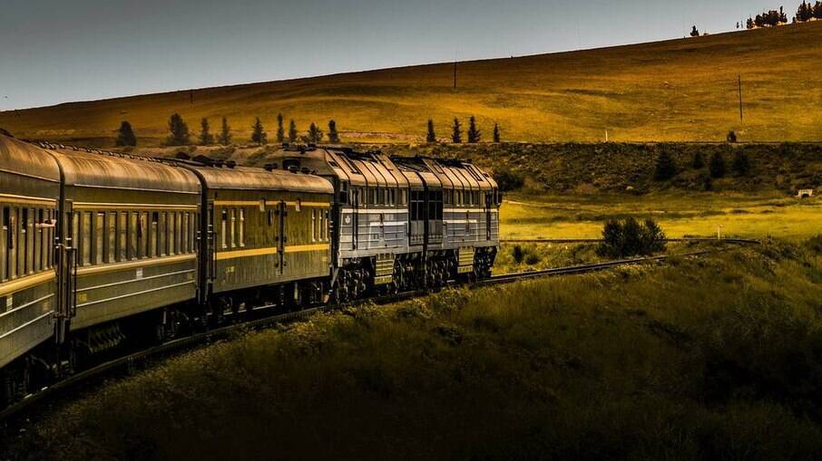 Trem nas estepes da Mongólia, um dos trechos da viagem ferroviária mais longa do mundo, de Portugal a Cingapura