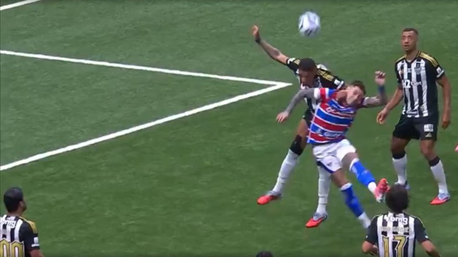 Pênalti de Ruan Tressoldi em Gastón Pênalti de Ruan Tressoldi em Gastón