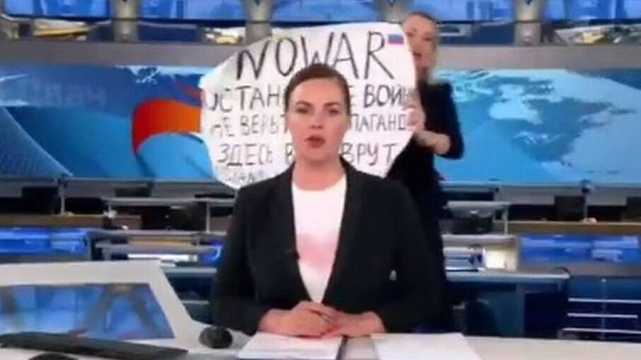 Marina Ovsyannikova com cartaz contra a guerra durante jornal do Canal 1 da Rússia