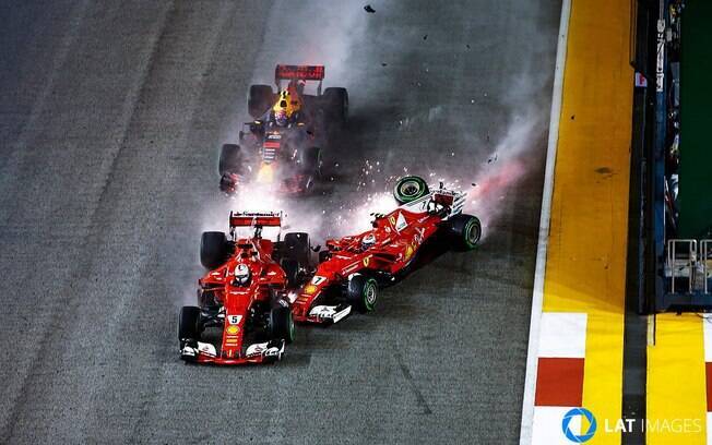 Acidente envolvendo Vettel, Raikkonen e Verstappen deixou o caminho livre para Hamilton vencer em Singapura