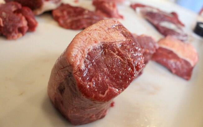A boa carne para churrasco, no caso do contra-filé, é aquela com uma capa de gordura mais resistente 