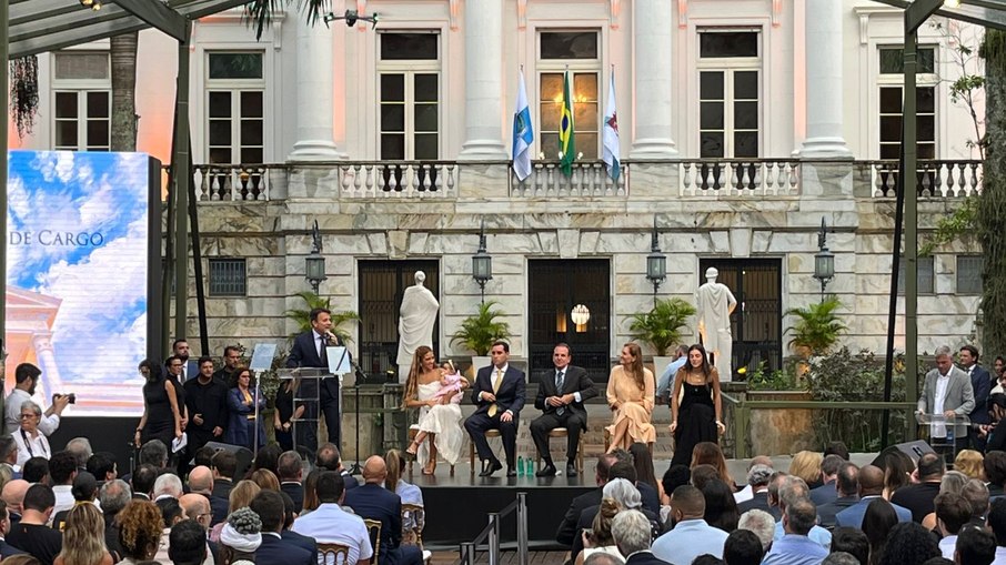 O presidente da Câmara Municipal, Carlo Caiado (PSD), lê a ata de posse de Eduardo Cavaliere durante cerimônia oficial O presidente da Câmara Municipal, Carlo Caiado (PSD), lê a ata de posse de Eduardo Cavaliere durante cerimônia oficial
