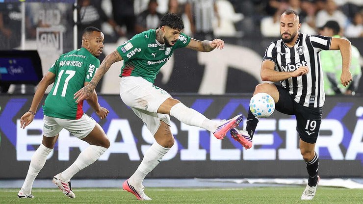 Torcida do Botafogo vaia Marlon Freitas e rasga imagem de bandeirão