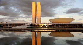 Caminhão cai de ponte na Marginal Tietê (SP); 4 estão feridos